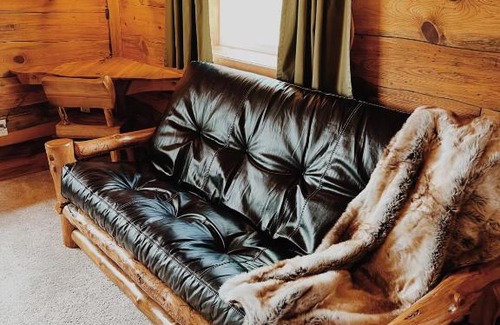 Divide House | Historic cabin with unobstructed mountain view