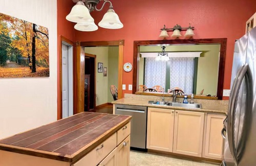 Fortuna House | Historic Charm- 4 bedroom house in wonderful Fortuna with hot tub