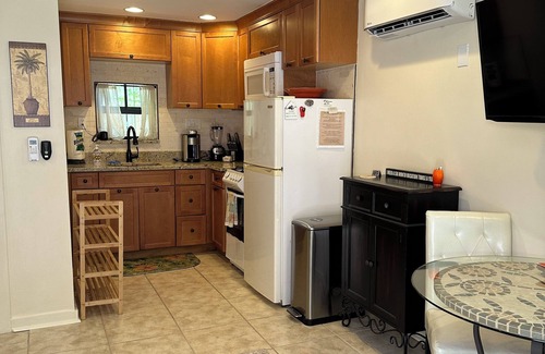 Poiciana Park II Cottage | Historic charm meets modern comfort—your cozy stay for work or play.