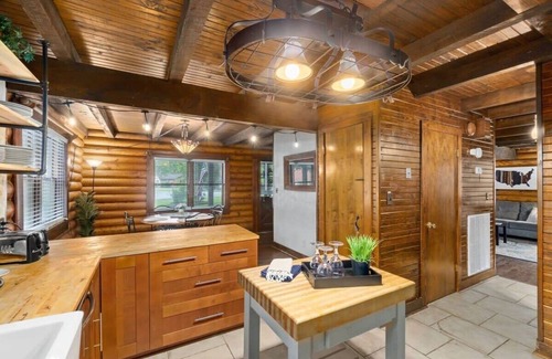 Clarksville Cabin | Historic Charm & Modern Luxury- The Campbell Cabin