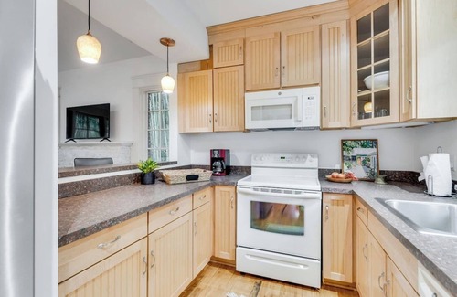 Jefferson Park Avenue House | Historic Charm w/Modern Comfort Near UVA Grounds