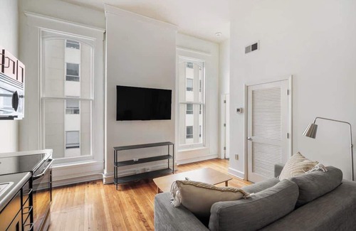 Downtown Louisville Apartment | Historic Charm, Walkable Entertainment, King Bed