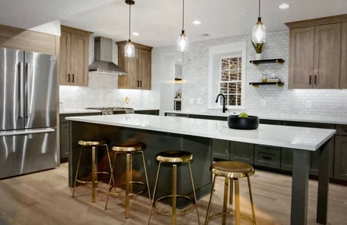 Southwest House | Historic Charm with modern luxury- Renovated 1790s home 1 block from Potomac!