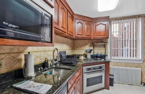 Old Town Alexandria Condo | Historic Condo on King St, 2 blocks from Waterfront, Walk Score of 98 WOW!