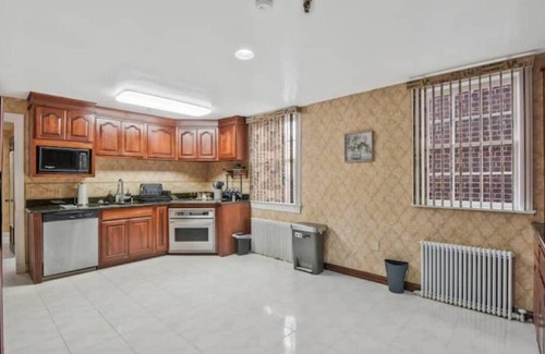 Old Town Alexandria Condo | Historic Condo on King St, 2 blocks from Waterfront, Walk Score of 98 WOW!
