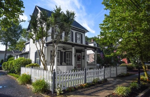 Village Green House | Historic cottage on tree lined Washington Street - Pet Friendly! Fenced yard