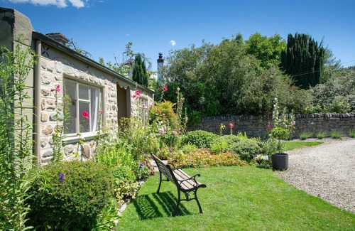 Clyde Apartment | Historic cottage room w private Lounge, Cottage garden, walk to shops and cafen