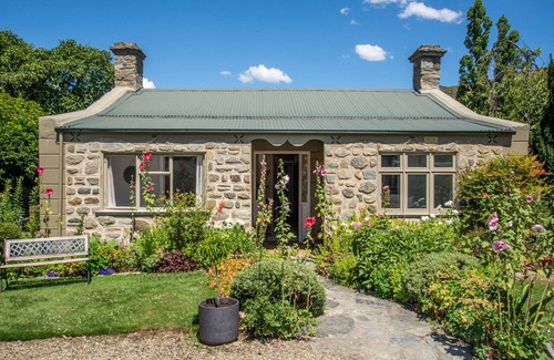 Clyde Apartment | Historic cottage room w private Lounge, Cottage garden, walk to shops and cafen