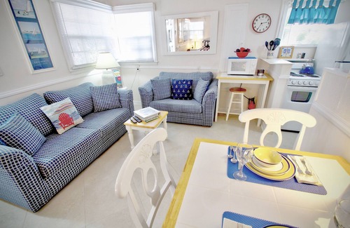 Pompano Beach House | Historic Cottage 2 Blks to Beach, Wi-Fi, Great Location!