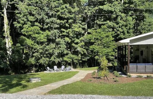 Clyde House | Historic Creekside Cottage