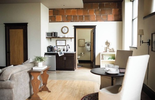 Garden City House | HISTORIC DESTINATION - 3 Suites/Entire Floor - Milford Schoolhouse Stays