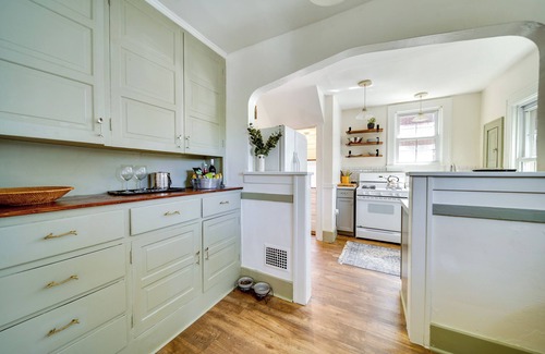 Jefferson Chalmers House | Historic Detroit Bungalow: Pet & Family Friendly
