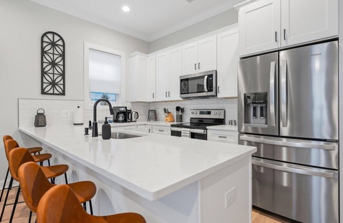 Savannah Victorian District Apartment | Historic District Gem - 2BR/2BA, Walk to Forsyth Park - Upper Level