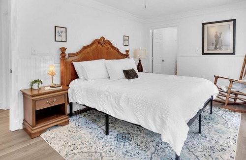 Acworth House | Historic Downtown Acworth-Wheelchair Accessible- Pet Friendly-Walk to the lake!