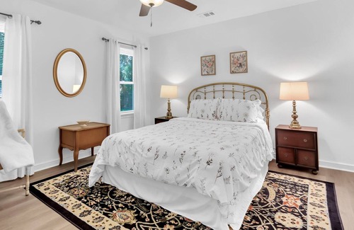 Acworth House | Historic Downtown Acworth-Wheelchair Accessible- Pet Friendly-Walk to the lake!