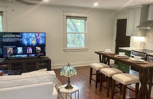Hattiesburg Apartment | Historic Downtown Carriage House & Oaisis