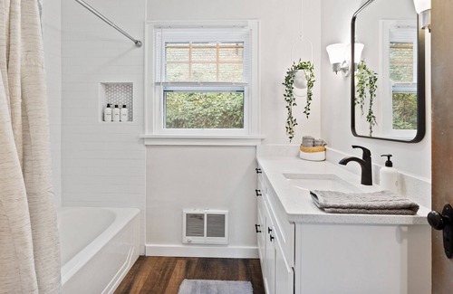 Camas Apartment | Historic Downtown Camas Walkable Apartment