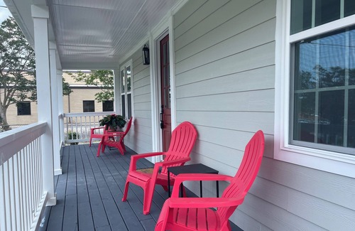 Smithfield House | Historic Downtown Gem, 7 mins to Premium Outlets