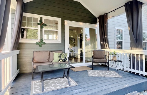 Smithfield House | Historic Downtown Gem, 7 mins to Premium Outlets