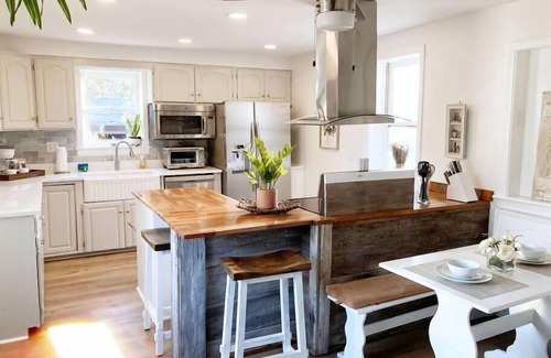 Columbia House | Historic Farmhouse King Master near DT, USC, Ft. J! Pets!