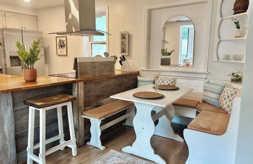 Columbia House | Historic Farmhouse King Master near DT, USC, Ft. J! Pets!