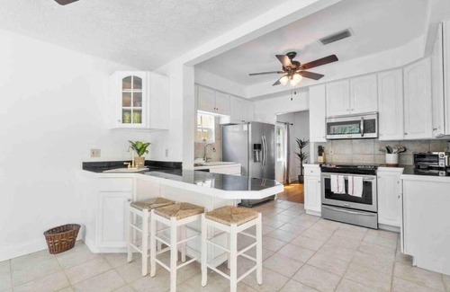 Old Northwood House | Historic Florida 4 bedroom home with pool, parking