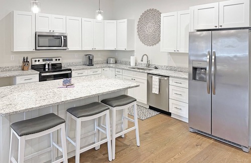Loudon House | Historic Freshly Renovated 8-Bedroom Townhome - Downtown Loudon