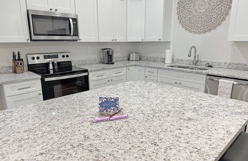Loudon House | Historic Freshly Renovated 8-Bedroom Townhome - Downtown Loudon