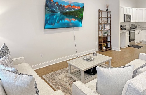 Loudon House | Historic Freshly Renovated 8-Bedroom Townhome - Downtown Loudon