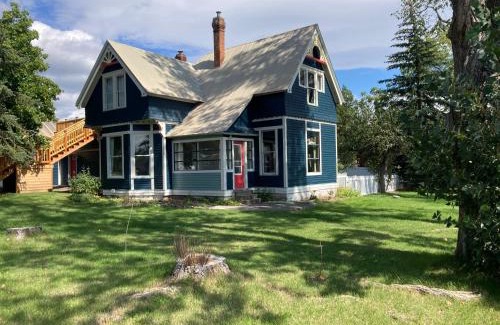 Columbia Falls Apartment | Historic Glacier Getaway with Spectacular Views-20mins to Glacier National Park-10mins to airport!
