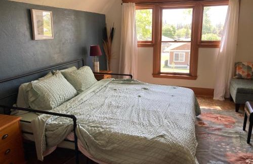 Columbia Falls Apartment | Historic Glacier Getaway with Spectacular Views-20mins to Glacier National Park-10mins to airport!