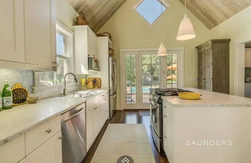 Amagansett Lanes Villa | Historic Hamptons Beach Town 4-Bedroom & Pool
