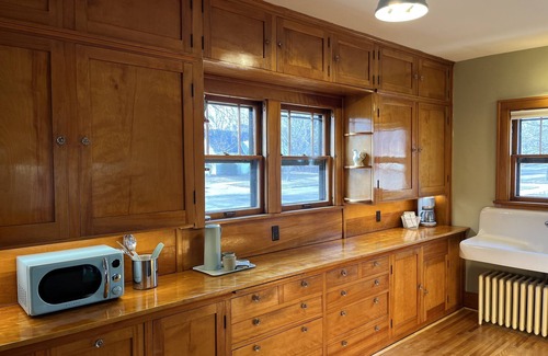 Hutchinson House | Historic home in downtown. Walkable. Sleeps 10. Wedding prep area available!