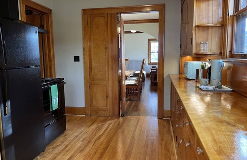 Hutchinson House | Historic home in downtown. Walkable. Sleeps 10. Wedding prep area available!