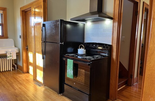 Hutchinson House | Historic home in downtown. Walkable. Sleeps 10. Wedding prep area available!