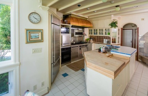 Home House | Historic home right on the water! SPA!