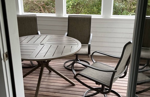 East Chop House | Historic House w/amazing rooftop deck. Dog-friendly and perfect for big groups!
