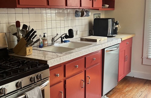 Athens House | Historic In-town Athens Cottage! Walkable to Downtown, UGA and Normaltown!