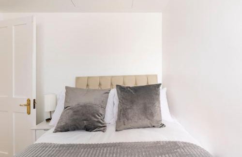 Warwick Villa | Historic Joseph Conrad House in Heart of London!