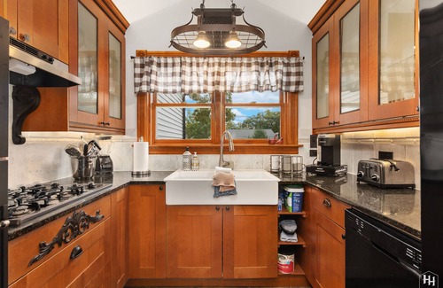 Lake Geneva House | Historic Lake Geneva 🏡. Walk 2 Everything! IN THE HEART OF DOWNTOWN! nnnn