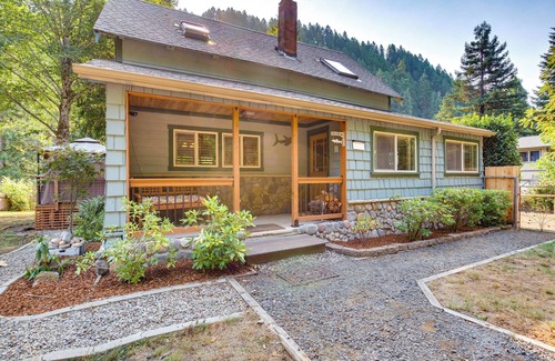 Mapleton Cottage | Historic Mapleton Cottage w/River Views & Hot Tub