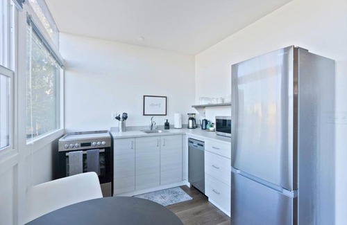Cliff - Cannon Apartment | Historic Modern Apartment Park Free w DT Views