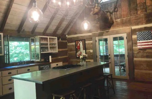 Lakemont Cabin | Historic Mountain Cabin in Beautiful Lake Rabun