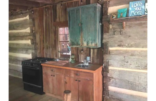 Lakemont Cabin | Historic Mountain Cabin in Beautiful Lake Rabun