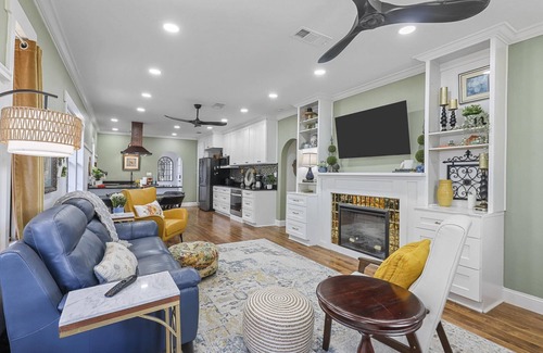 Fairmount House | Historic newly renovated luxury home 2bd/2bath with 3 outdoor areas to relax