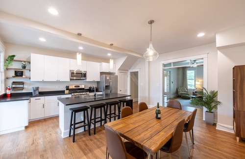 Petworth House | Historic NW DC Rowhome + Hot Tub 5 bed/3.5 bath