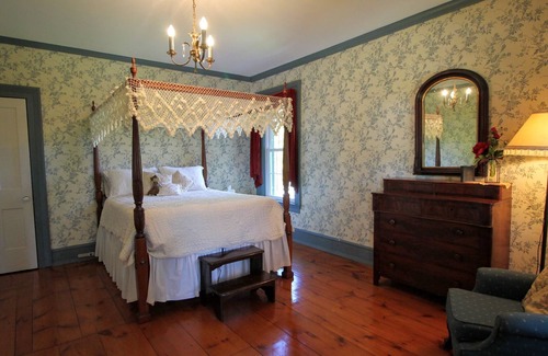 Trumansburg House | Historic "Pillar" Estate. Minutes from Taughannock Falls-Lake Cayuga-Wine Trail