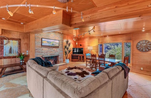 Flagstaff House | Historic Ranch house AC on forest acres in town