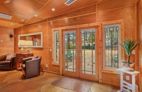 Flagstaff House | Historic Ranch house AC on forest acres in town