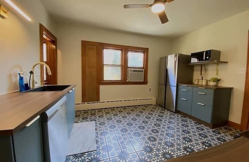 Wauwatosa Apartment | Historic Renovated 3Br in Wonderful Neighborhood
